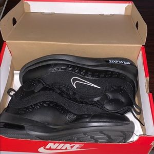 Size 9 Nike Air Max Axis Mid